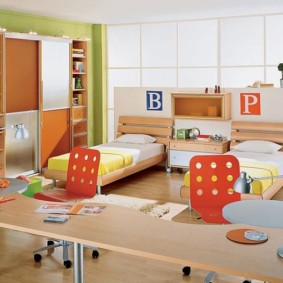chambre d'enfant avec un lit près de la fenêtre