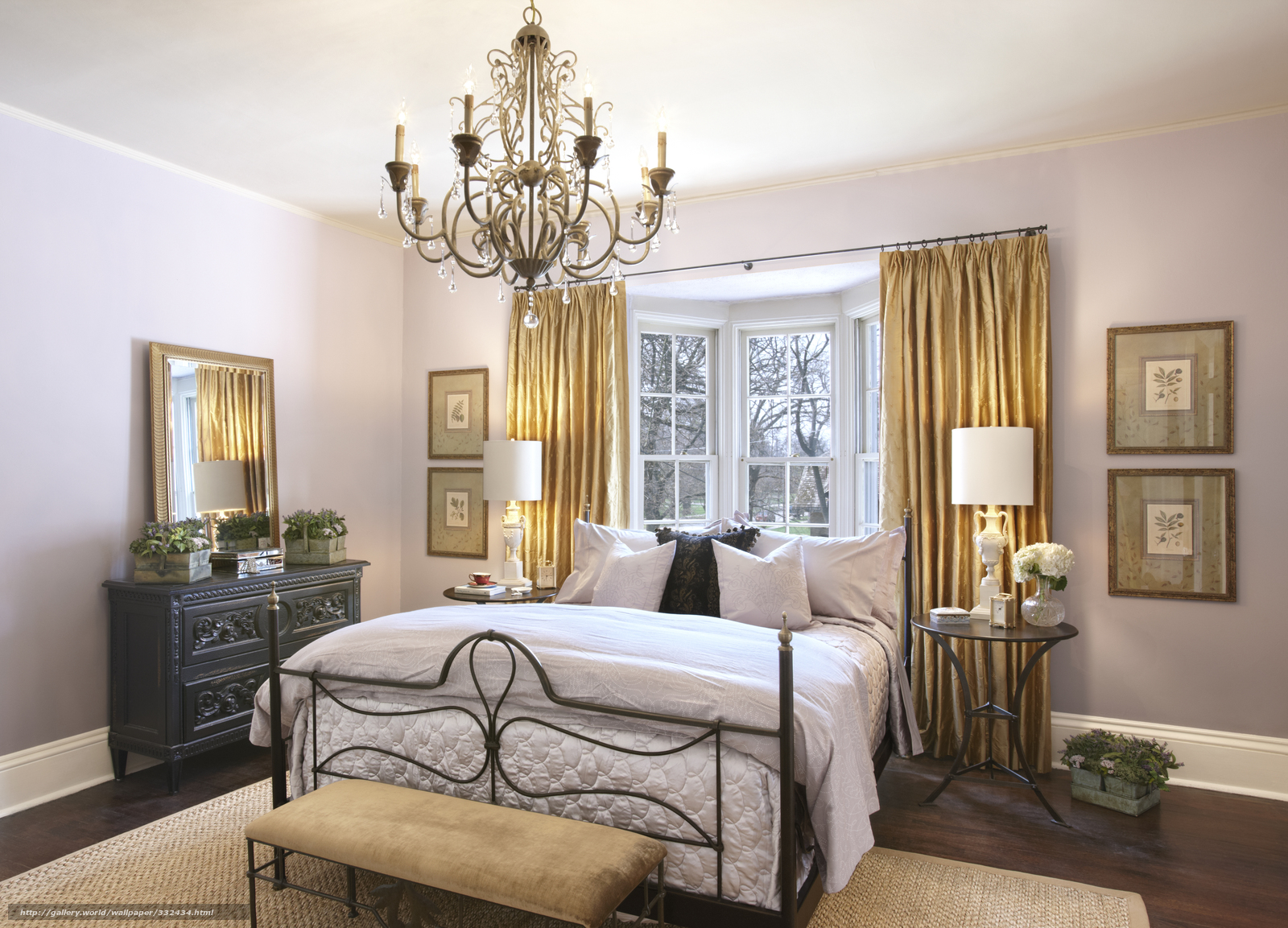 chambre avec un lit près de la fenêtre photo