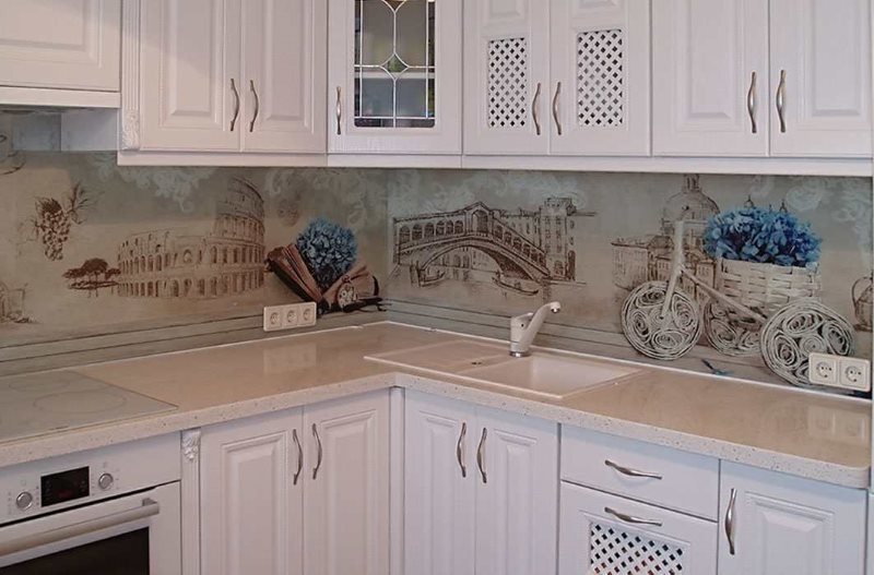 Șorț din sticlă în bucătărie în stil provenceț