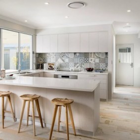 مجموعات الألوان في الصورة الداخلية للمطبخ