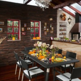 Πλαστικό τραπεζάκι κάτω από ένα θόλο της καλοκαιρινής κουζίνας