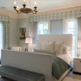 chambre lumineuse avec un lit fenêtre