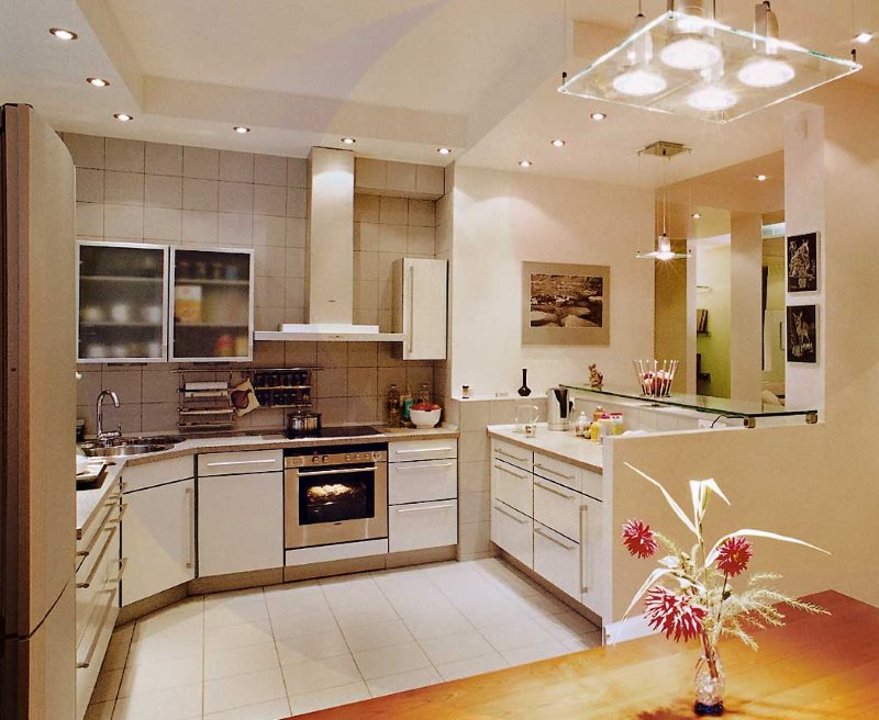 Gạch màu be nhạt trên sàn trong phòng khách nhà bếp