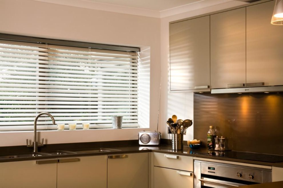 Lumina difuză în bucătărie cu obloane pe fereastră