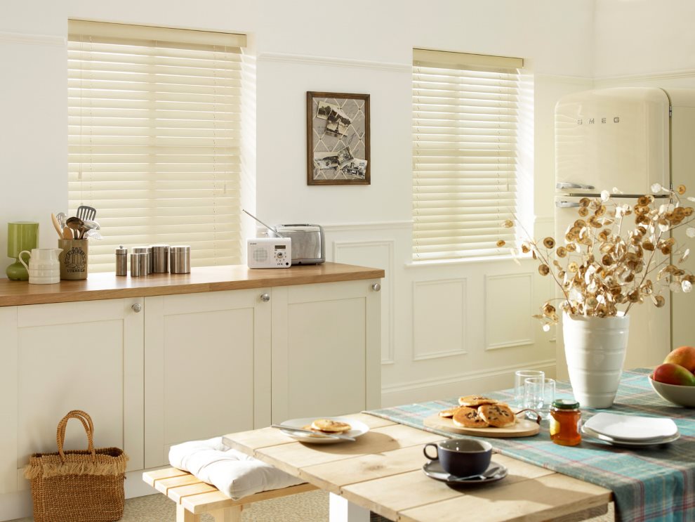 Jaluzele orizontale din plastic pe geamurile bucătăriei