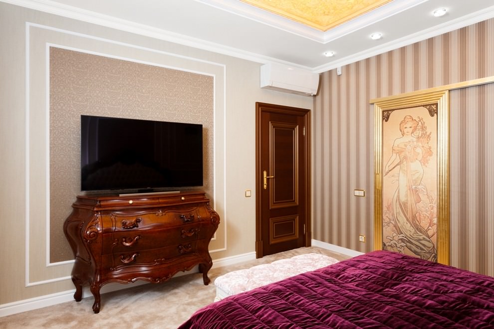 Meubles bruns dans la chambre