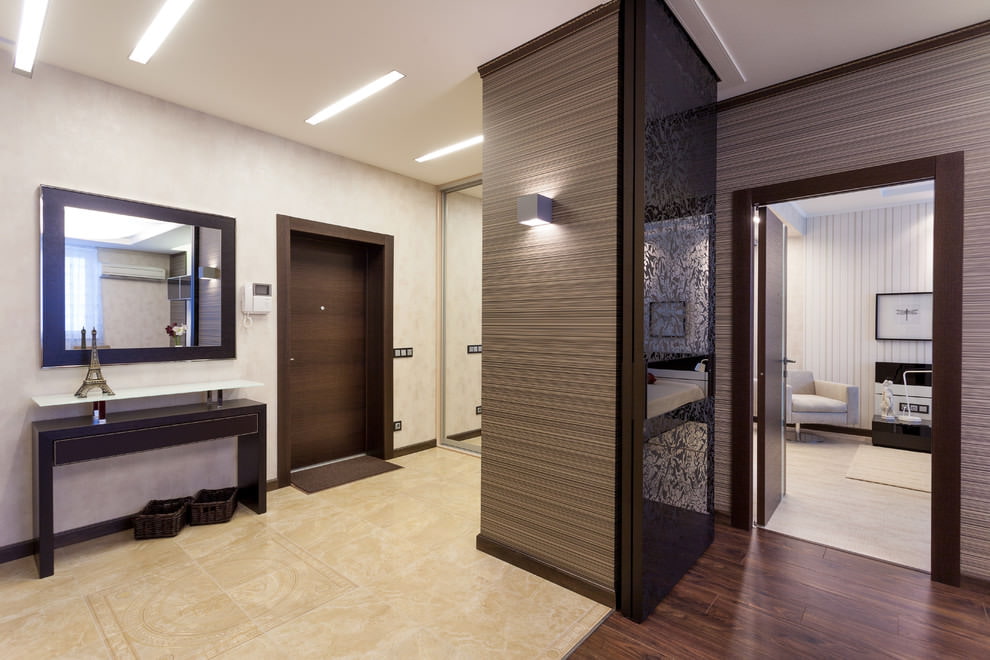 Conception d'un grand couloir avec une porte sombre