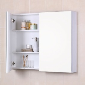 εσωτερική φωτογραφία του ντουλαπιού του μπάνιου