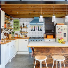 Vigas de madera en el techo de una cocina rural