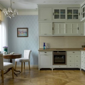 Cocina esquinera con mesa de comedor