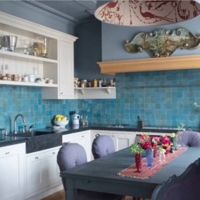 Campana de chimenea en la pared de la cocina.