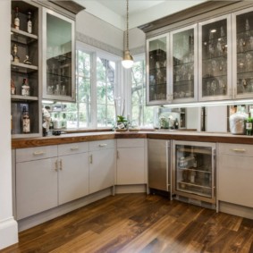Piso de cocina laminado en una casa privada