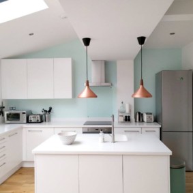 Cocina blanca en el ático de una casa privada.