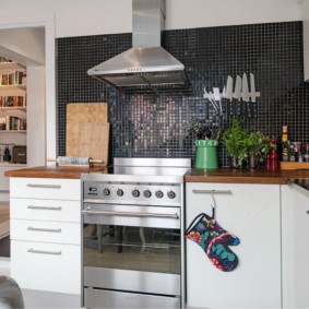 Mosaico gris en la pared de la cocina.