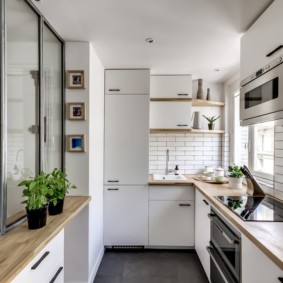 Estrecha cocina en una casa de campo