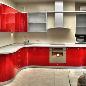 Frentes rojos de muebles para una cocina de esquina