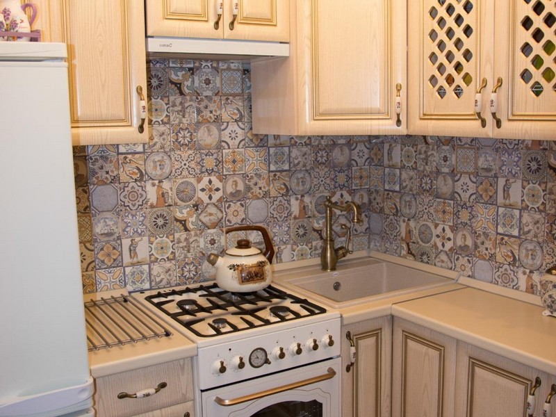 ъглова кухня с мивка в ъгловия декор