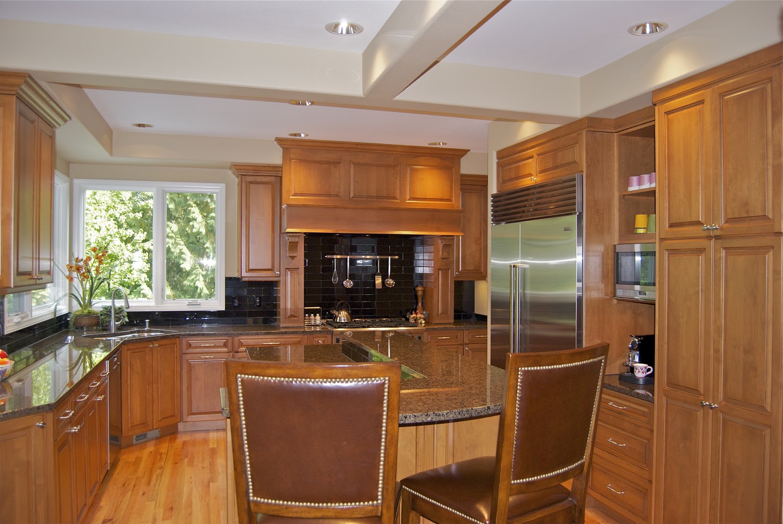 ъглова кухня с мивка в ъгъла снимка дизайн