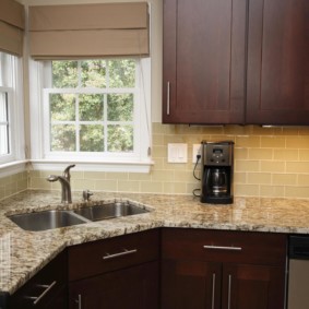 ъглова кухня с мивка в дизайна на ъгъла за снимки