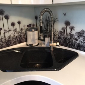 ъглова кухня с мивка в ъгъла