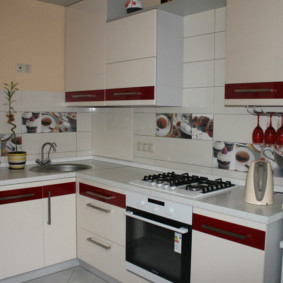 ъглова кухня с мивка в ъгъла