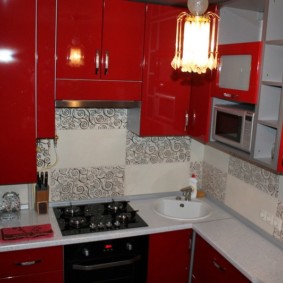 ъглова кухня с мивка в ъгъла