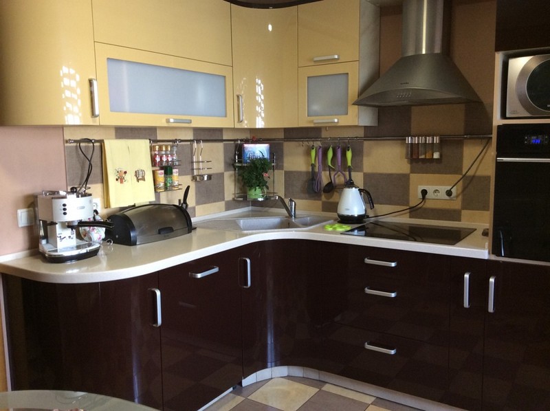 ъглова кухня с мивка в ъгъла