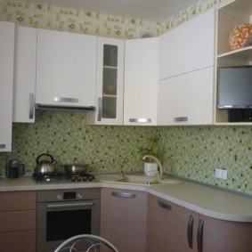 ъглова кухня с мивка в ъгъла