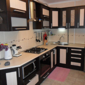 ъглова кухня с мивка в ъгъла снимка на интериора