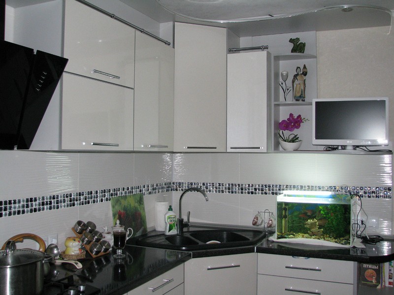 ъглова кухня с мивка в ъгъла