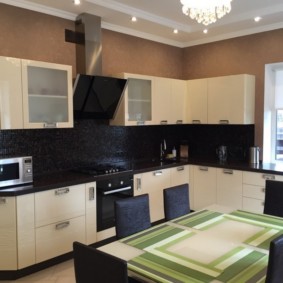 ъглова кухня с мивка в ъгъла