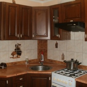 ъглова кухня с мивка в ъгъла