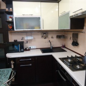 ъглова кухня с мивка в ъгъла