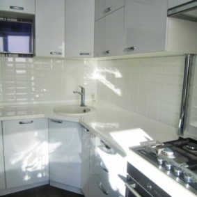 ъглова кухня с мивка в ъгъла снимка дизайн