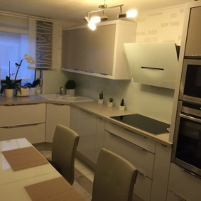 ъглова кухня с мивка в дизайна на ъгъла за снимки