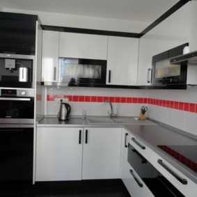 ъглова кухня с мивка в ъгъла снимка интериор