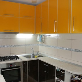 ъглова кухня с мивка в ъгъла снимка на интериора