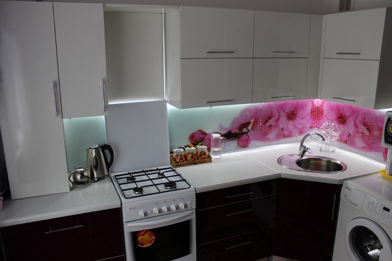 ъглова кухня с мивка в ъгъла снимка