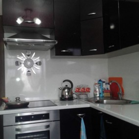 ъглова кухня с мивка в ъгъла на идеята