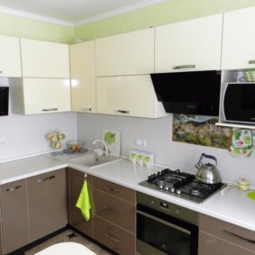 ъглова кухня с мивка в ъгъла идеи снимка