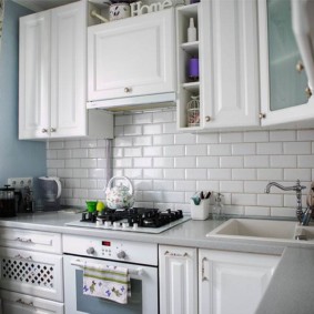 ъглова кухня с мивка в ъгъла идеи интериор