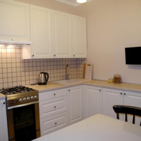 ъглова кухня с мивка в ъгъла