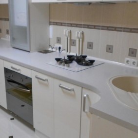 ъглова кухня с мивка в ъгъла