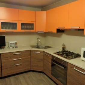 ъглова кухня с мивка в ъгловия интериор