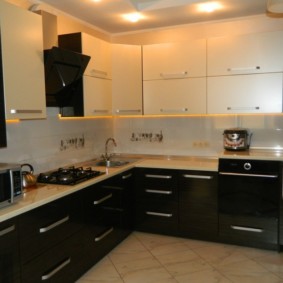 ъглова кухня с мивка в ъгъла снимка на интериора