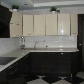 ъглова кухня с мивка в ъгъла