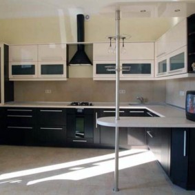 ъглова кухня с мивка в ъгъла гледка на идеята