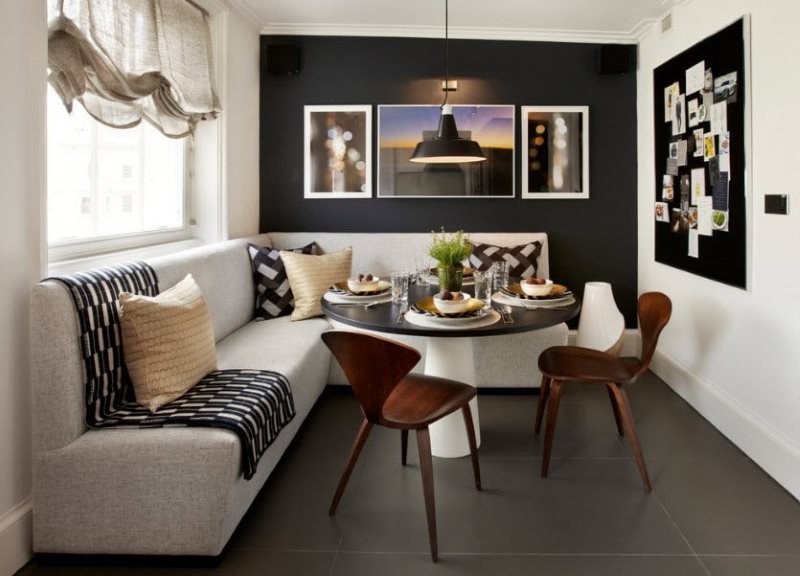 Tường bếp màu đen với ghế sofa góc