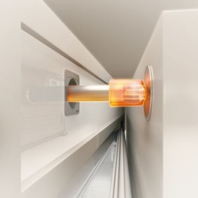 Πάσο πίσω από την πόρτα συρταριού κουζίνας