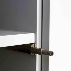 Ντουλάπι ενός μαγνητικού κουτιού ώθησης